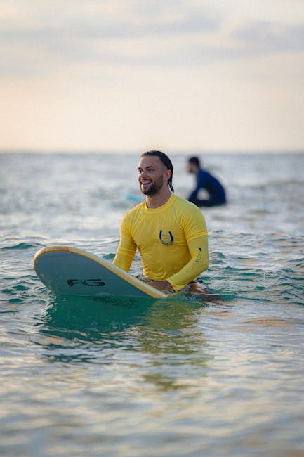 L'équipe Surf Bayonne sur la plage avec les planches colorées