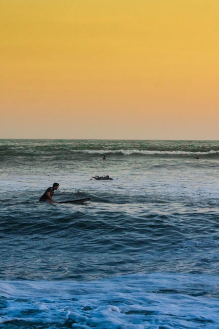 Vue sur la Grande Plage de Biarritz avec des surfeurs