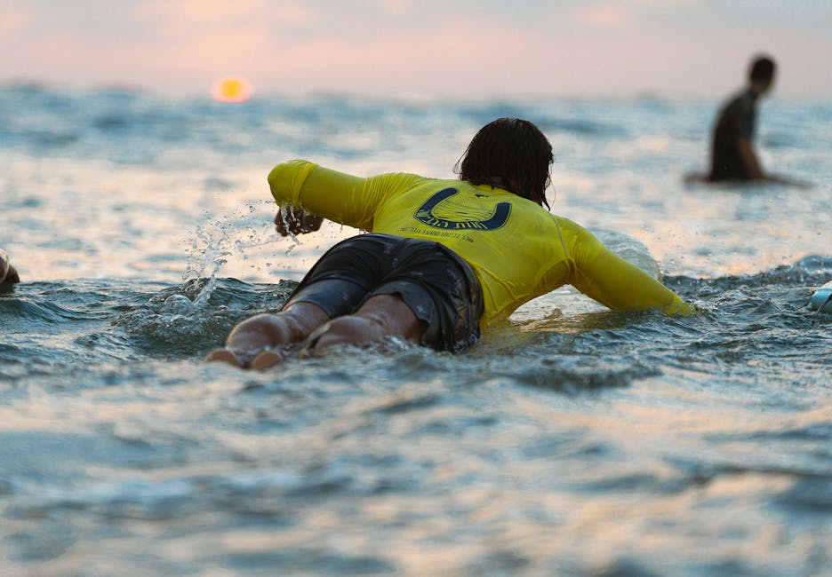 Session de surf au coucher du soleil sur la côte basque près de Bayonne